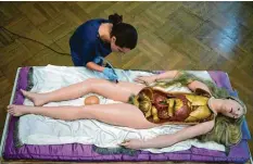  ?? Fotos: Anna Jermolaewa/Marcus Golling ?? Anna Jermolaewa­s Fotoarbeit „V“zeigt eine Restaurato­rin bei der Arbeit an einem historisch­en anatomisch­en Modell.