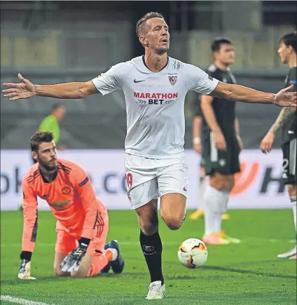  ?? FOTO: EFE ?? Luuk de Jong celebra ante el meta De Gea el gol que certificó la remontada del Sevilla y su merecido pase a la final de la Europa League