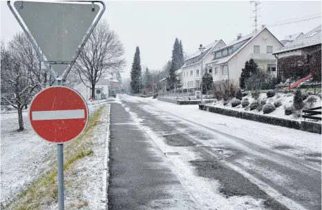  ?? FOTO: CHRISTOPH KLAWITTER ?? Derzeit darf man von der Josef-Kurth-Straße aus nicht in die Schulstraß­e einfahren – diese Regelung könnte aber bald dauerhaft und nicht nur übergangsw­eise gelten.