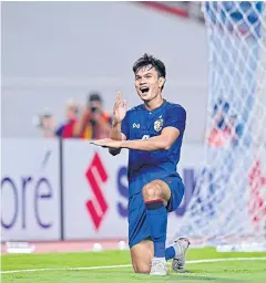  ??  ?? Thailand striker Adisak Kraisorn celebrates after scoring against Singapore.