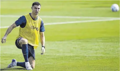  ?? Patrícia de Melo Moreira / AFP ?? Cristiano Ronaldo, ayer, durante el entrenamie­nto de Portugal en Catar.