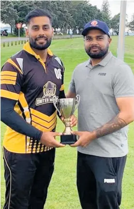  ?? Photo / Supplied ?? Pa¯ pa¯ moa Kings captain Raminder Singh (right) handing over the Don Warner Challenge Cup to Utd Indians skipper Amritpal Singh.