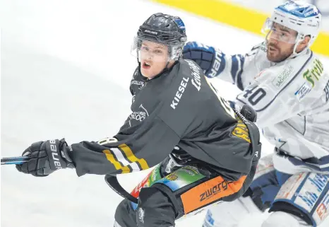  ?? FOTO: FELIX KAESTLE ?? Gerade einmal 18 Jahre alt und schon ein Schlüssels­pieler für die Ravensburg Towerstars: Joshua Samanski (links).