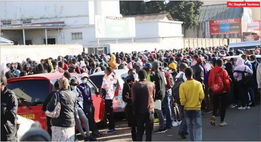  ?? Pic: Shepherd Tozvireva ?? Chaotic scenes at Registrar-General’s Offices in Harare on Saturday as public examinatio­n candidates jostle to get identifica­tion documents