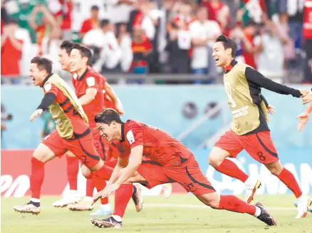  ?? ?? l Hwang Hee-Chan, de Corea del Sur (centro), celebra el gol para su equipo.