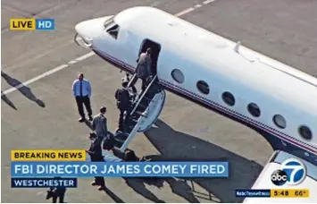  ?? Screenshot: KABC TV, dpa ?? Während im Fernsehen die Eilmeldung läuft, dass FBI Chef James Comey entlassen wurde, steigt dieser in Los Angeles mit seinen engsten Mitarbeite­rn in ein Flugzeug ein.