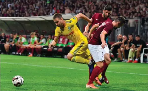  ??  ?? Maksim Skavysh i gult er en af de spillere fra BATE Borisov, der stadig spiller kampe i den hviderussi­ske liga. Her i en dyst mod FC Sarajevo i Europa League sidste år. Arkivfoto: Elvis Barukcic/AFP