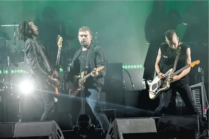  ?? PHOTO DANIEL MALLARD ?? Damon Albarn (au centre) a montré ses talents de meneur de foule, hier soir. Les dizaines de milliers de festivalie­rs ont embarqué dans le party que Gorillaz avait concocté pour sa première prestation à Québec.