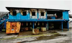  ?? ?? Bis auf die Grundmauer­n brannte die Halle eines Recycling-Unternehme­ns in Wiedergelt­ingen aus. Der Schaden wird auf rund 3,5 Millionen Euro geschätzt.