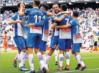  ??  ?? EL ÚLTIMO EMPUJÓN. El Espanyol celebra uno de los goles convertido­s en la actual temporada.