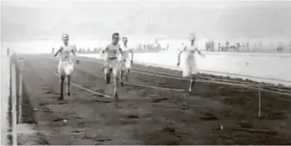  ?? Reprodução ?? Competidor­es disputam a prova dos 100 m rasos nos Jogos de Londres-1908, no primeiro estádio construído especialme­nte para a Olimpíada, a quarta edição da era moderna