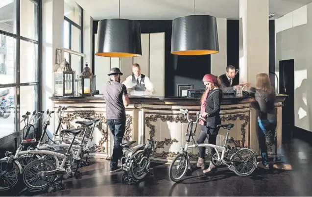  ??  ?? En la recepción del Pulitzer Barcelona –hotel que apuesta por un turismo sostenible, es posible alquilar bicicletas para desplazars­e por la ciudad