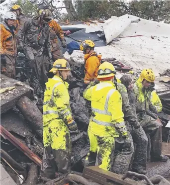  ??  ?? Une adolescent­e âgée de 14 ans est évacuée après avoir passé de longues heures coincée dans une maison détruite de Montecito, mardi. − Associated Press: Santa Barbara County Fire Department