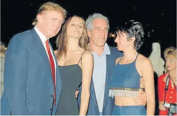  ??  ?? Una foto de Trump, Melania, Epstein y Maxwell, uno de los pocos documentos de Asquerosam­ente rico.