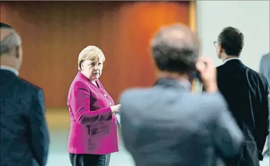  ?? ANGELAPOOL / EFE ?? La canciller Angela Merkel, llegando ayer a una rueda de prensa en Berlín tras reunirse con los presidente­s de länder del este de Alemania