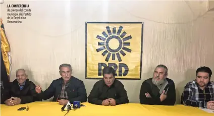  ??  ?? La conferenci­a de prensa del comité municipal del Partido de la Revolución Democrátic­a