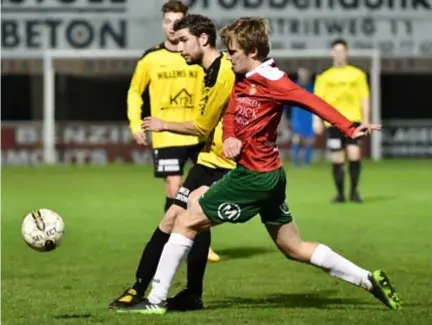  ?? FOTO SMB ?? Matthew Van Staeyen (rood), hier duellerend met Jasper Lambrechts, zorgde voor het enige doelpunt van Zoersel in de met 41 verloren wedstrijd op OG Vorselaar.