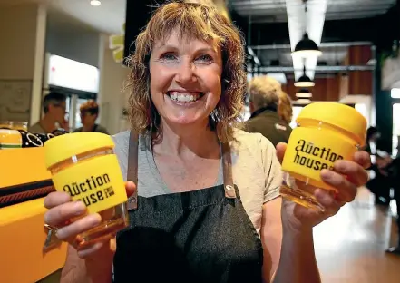  ??  ?? Auction House cafe owner Judy McNeilly with her glass takeaway cups for regular customers; below, Charlie’s Kitchen owner Sandra Skeggs with their new recyclable bag made from corn. KAVINDA HERATH/STUFF