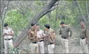  ?? HT PHOTO ?? Police officers look for Shraddha Walkar’s body parts in a forested area in Chhatarpur, Delhi, on Tuesday.