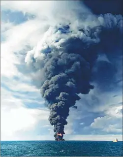  ?? PROVIDED BY THE MINISTRY OF TRANSPORT ?? The Panama-registered oil tanker Sanchi suddenly reignited on Sunday, with smoke and flames shooting up 800 meters. The tanker carrying 136,000 metric tons of light crude oil has been adrift and on fire following a collision with another vessel in the...