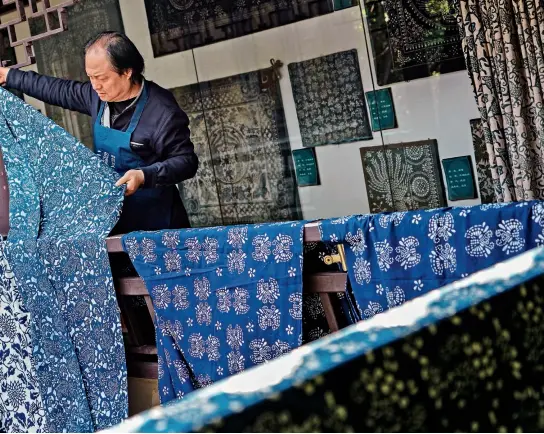  ??  ?? La antigua técnica de teñido y estampado de tela azul y blanca de Nantong.