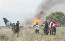  ??  ?? Rescatista­s auxilian a los pasajeros de la nave de Aeroméxico que se estrelló en Durango el pasado 31 de julio. En el percance no hubo pérdidas humanas.