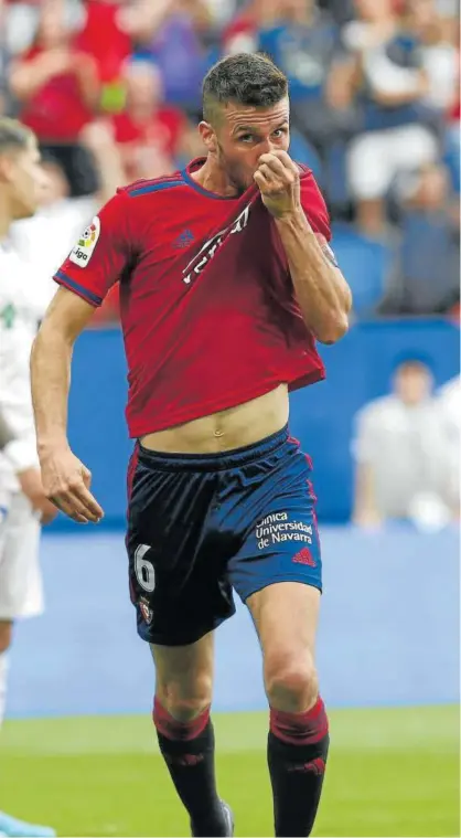  ?? Foto: Patxi Cascante ?? Oier Sanjurjo besa el escudo de su camiseta durante el Osasuna-getafe de la pasada semana.