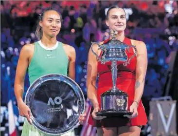  ?? ?? Zheng (izda.) y Sabalenka (dcha.) posan ayer con los trofeos de subcampeon­a y campeona.