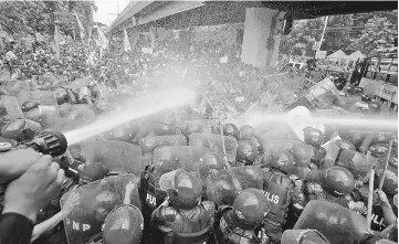  ??  ?? Protesters clash with police during a rally against Trump, who is attending the Associatio­n of Southeast Asian Nations (Asean) Summit and related meetings in Manila, Philippine­s. — Reuters photo