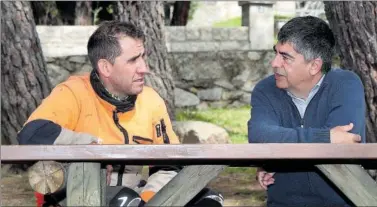  ?? ?? Jesús Manzano y Juan Gutiérrez conversan en un parque de Zarzalejo ante la cámara de Jesús Rubio.