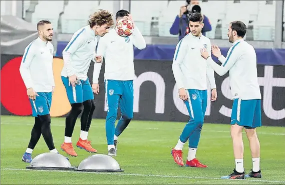  ?? FOTO: J.A.S. ?? El Atlético de Madrid, en el entrenamie­nto en el Juventus Stadium ayer por la tarde, previa del partidazo de esta noche en Liga de Capeones