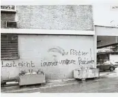 ??  ?? Fünf Beispiele für Graffiti und originelle Sprüche aus dem Stadtraum von Zürich der 1970er und 1980er Jahre.