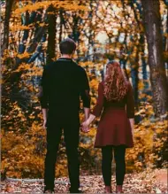  ?? (Photo Unsplash) ?? L’image classique du couple qui se rencontre à  ans, se marie et fait trois beaux enfants dans la foulée est éculée. La société a changé, pas la physiologi­e, ce qui pose problème.