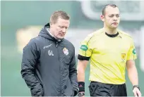  ??  ?? Firing line Ref Gavin Duncan, right, with Cowden boss Locke