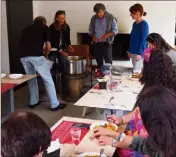  ??  ?? Valérie et Claude servent le dernier repas de la saison, hier, auprès de ceux qui ont contribué à la réussite du projet.