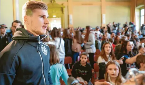  ?? Foto: Jan Woitas, dpa ?? Timo Werner besuchte mit drei weiteren Nationalsp­ielern eine Pressekonf­erenz der etwas anderen Art. In der Sportobers­chule Leipzig empfingen rund 200 Schüler das DFBTeam und durften Fragen stellen.