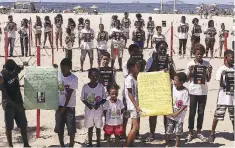  ??  ?? Varios niños participar­on el viernes pasado en un homenaje a las víctimas de la violencia en la ciudad de Río de Janeiro, en Brasil.