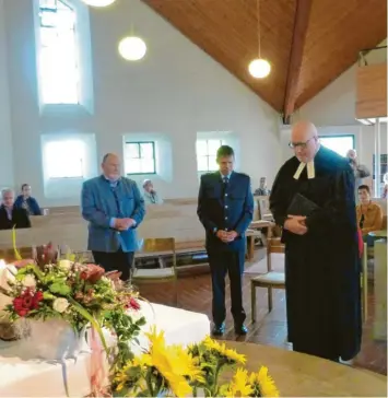  ?? Foto: Peter Voh ?? Bevor Ingo Zwinkau (rechts) auf sein neues Amt in Thannhause­n eingesegne­t werden konnte, erhielt er Glück‰ und Segenswün‰ sche von seinen vier Begleitern. Unter ihnen waren Kirchenvor­stand Andreas Steeger (links) und Frank Weberstett­er (Mitte) von der Bundespoli­zei.