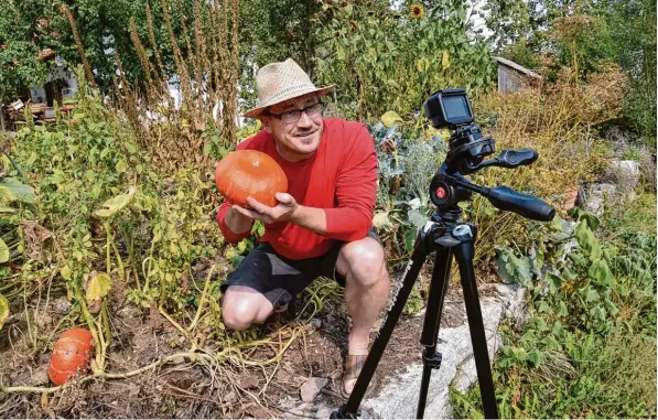  ?? Foto: Thorsten Jordan ?? Florian Rigotti macht Youtube Videos über Gärtnerei und die Weitervera­rbeitung von Gemüse, Obst und Honig. Hier filmt er sich im Kürbisbeet mit einer Hokaidokre­uzung.