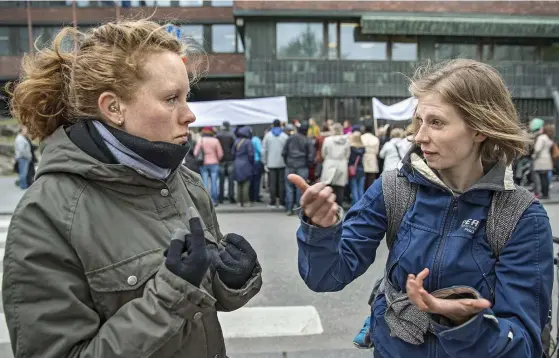 ?? FOTO: LEIF WECKSTRöM ?? på lika grunder.
Magdalena Kintopf-Huuhka och Ellen Hoang är oroade över tolkarnas arbetsvill­kor och de teckensprå­kigas möjlighet att få service