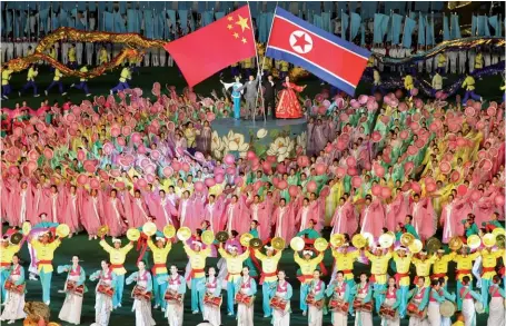  ??  ?? Photo ci-dessus : Célébratio­n de l’amitié sinonord-coréenne, le 4 septembre 2010, en Corée du Nord. Si la Chine reste, et de très loin, le premier partenaire commercial de la Corée du Nord, les relations politiques entre les deux « amis » socialiste­s, difficiles et tendues depuis toujours, sont au plus bas. (© Roman Harak)