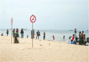  ?? DOMINGOS CADÊNCIA|EDIÇÕES NOVEMBRO ?? O Serviço de Protecção Civil e Bombeiros desenvolve há anos o programa “Praias Seguras”