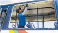 ?? JOSEFINA VILLARREAL ?? Un trabajador repara uno de los vidrios de un bus de Transmetro.