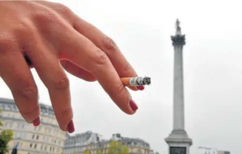  ?? // REUTERS ?? Una mujer fuma en el centro de Londres