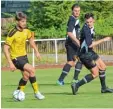  ?? Foto: Peter Kleist ?? Niklas Kratzer (links) und der TSV Gerst hofen behielten beim FC Stätzling mit 2:0 die Oberhand.