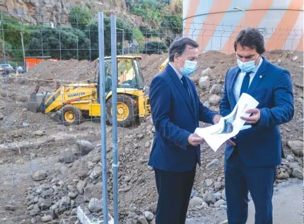  ?? ?? Pedro Fino visitou ontem a central de baterias da Madeira, da responsabi­lidade da EEM.