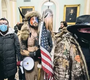  ?? JIM LO SCALZO / ARCHIVO ?? El 6 de enero de 2021, seguidores de Trump irrumpen en el Capitolio durante unas protestas. La imagen de un hombre vestido con pieles de búfalo dará la vuelta al mundo
José María Lassalle El liberalism­o herido