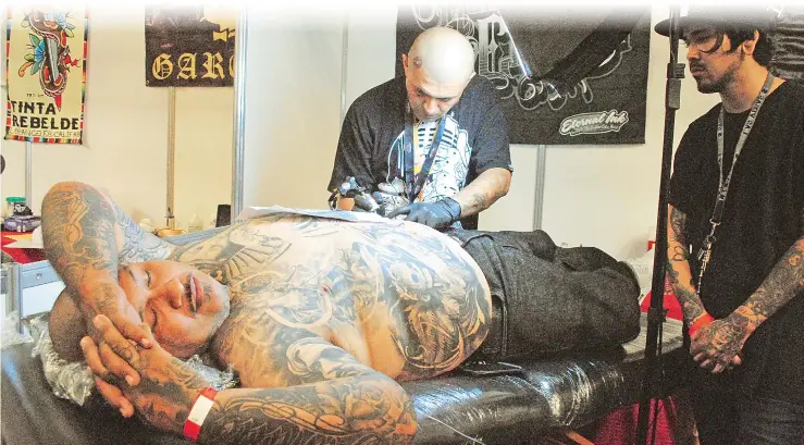  ?? Ángeles García ?? El evento reunió a tatuadores de México, Europa y Estados Unidos, como White Lotus, de Laguna Hills.