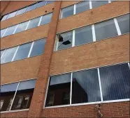  ?? EVAN BRANDT — MEDIANEWS GROUP ?? The explosion shattered a window in the BB & T Bank building where it faces Buttonwood Alley.