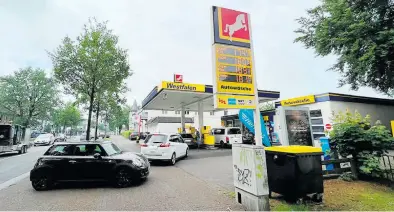  ?? BILD: Torsten von Reeken ?? Am ersten Tag der Spritpreis­bremse zeigten viele Preistafel­n in Oldenburg, wie hier an der Westfalen-Tankstelle an der Donnerschw­eer Straße, noch niedrigere Zahlen an. Der Rabatt war aber schnell wieder dahin.